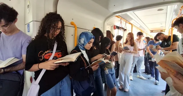 Liseliler metroda kitap okuyup farkındalık oluşturdu Bursa Haberleri
