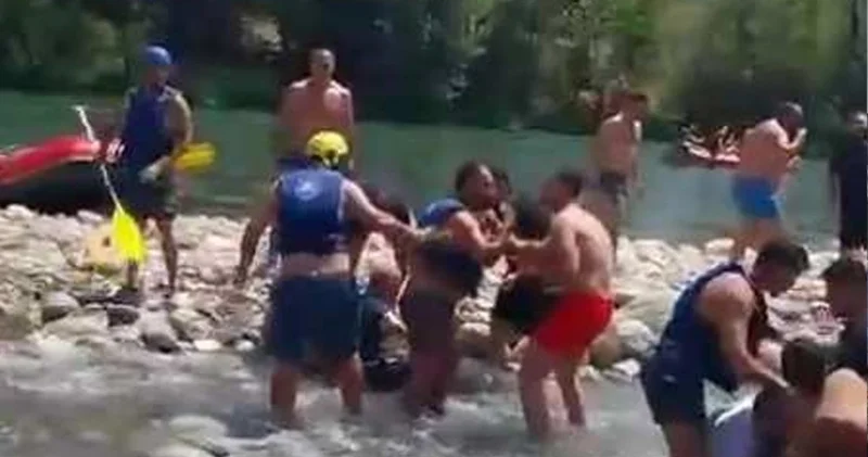 Antalya da Can yeleği giyme tartışması! Yumruk, tekme ve kürekler havada uçuştu