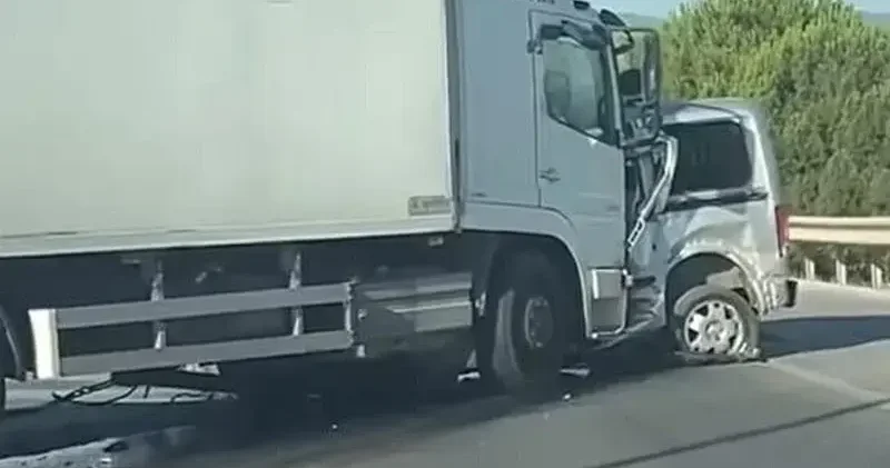 Karşı şeride geçip, TIR la çarpışan hafif ticari aracın sürücüsü öldü
