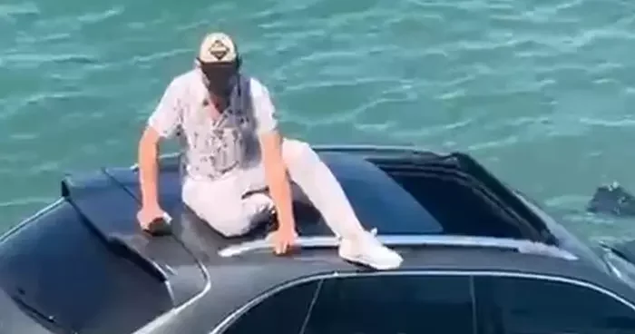 Ayvalık ta otomobil denize uçtu
