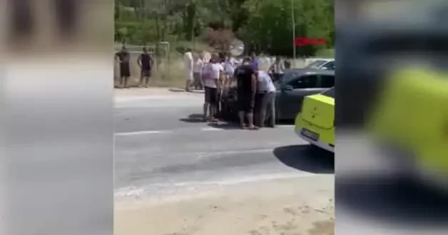 Motosiklet sürücüsünün zor anları! Kendisine çarpan otomobilin üstünde kaldı