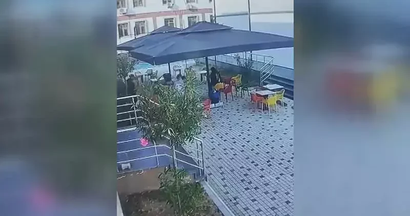 Spor kompleksinde sandalyeleri kıran 4 kişi, geri dönüp özür diledi