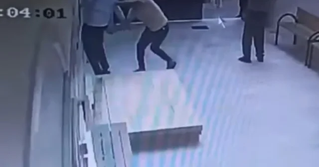 Cami avlusunda uyuşturucu içerken kendisini uyaran müezzini bıçakladı; olay anı kamerada Mersin Haberleri
