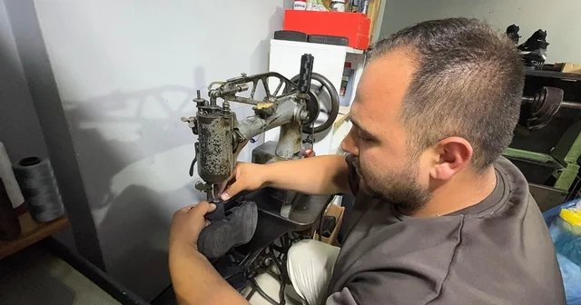 Giresun da baba oğul 20 yıldır birlikte ayakkabı tamir ediyor Giresun Haberleri