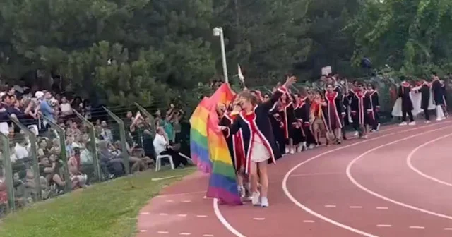 ODTÜ mezuniyetinde sapkınlık: LGBT paçavrası açıp zıpladılar VİDEO İZLE