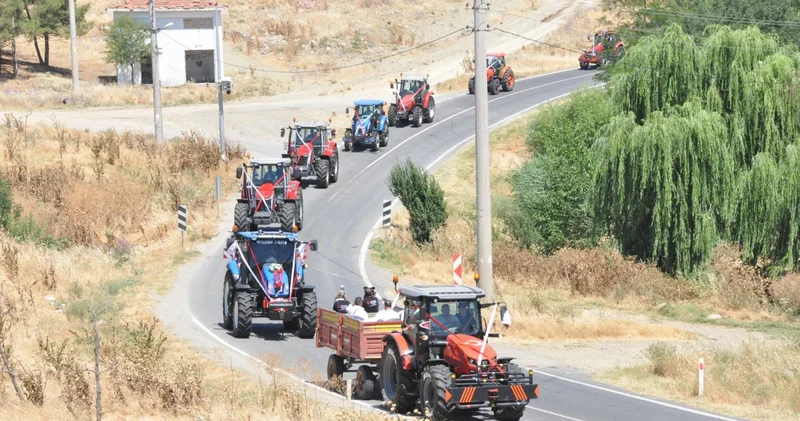 Gelin arabası traktör oldu: Konvoya 50 traktör katıldı