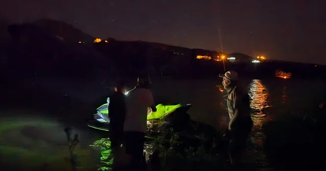 Suların yükselmesiyle oluşan adacıkta mahsur kalan 4 kişi, jet ski ile kurtarıldı Bingöl Haberleri