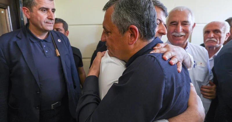 Özgür Özel, ev hapsinde bulunan Adıyaman Belediye Başkanı Tutdere’yi ziyaret etti: Ayağından eve kelepçelenmesi tam bir akıl tutulması!