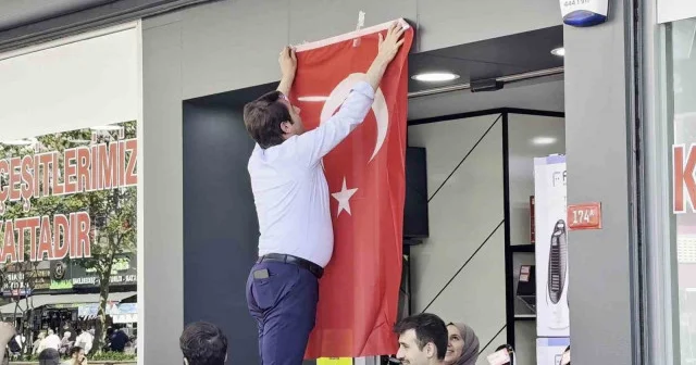 Samsun da Terörsüz Türkiye ye destek amacıyla vatandaşlara Türk bayrağı dağıtıldı Samsun Haberleri
