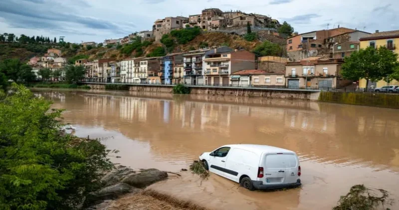 Fırtına sonrası selde 2 kişi kayboldu