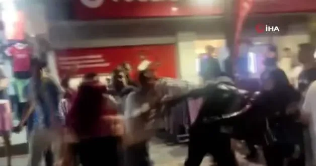 Trafikte motosiklet sürücüsüyle yaya arasında tekme tokat kavga