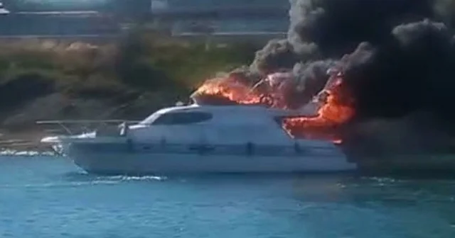 Çeşme de marinada bağlı motoryat yandı; o anlar kamerada İzmir Haberleri