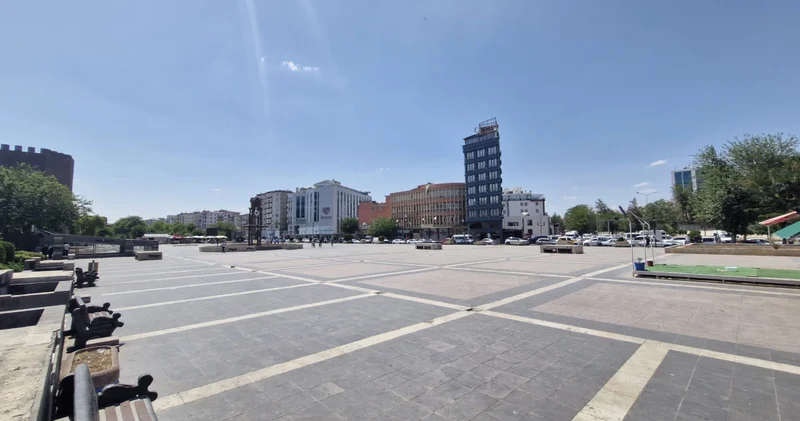 Diyarbakır’da hava sıcaklıkları 45 dereceyi geçti, cadde ve sokaklar boş kaldı
