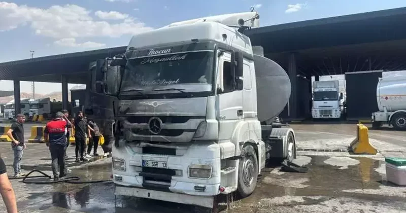 Şırnak’ta korku dolu anlar: Akaryakıt yüklü tanker alevlere teslim oldu