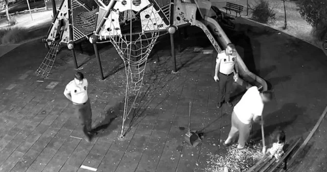 Yalova da zabıta çekirdek kabuklarını atan vatandaşlara yerleri temizletti VİDEO İZLE