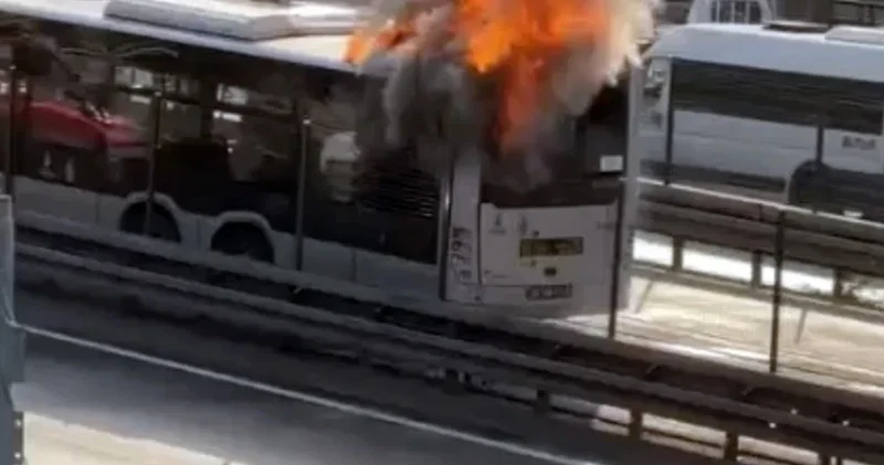 İstanbul da metrobüste korkutan yangın! Yolcular hemen tahliye edildi