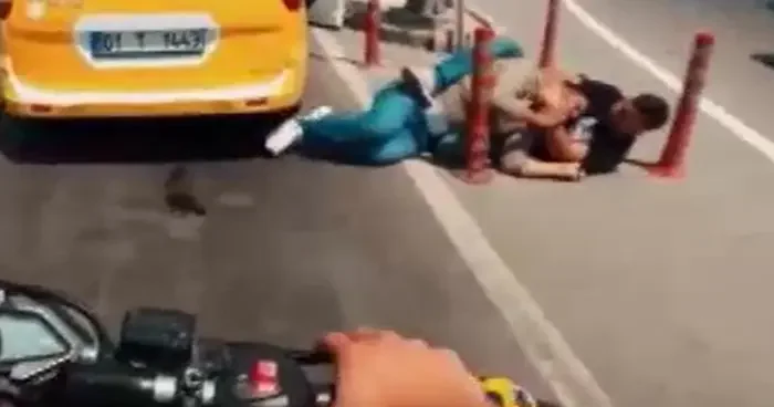 İki gencin telefon kavgası kamerada!
