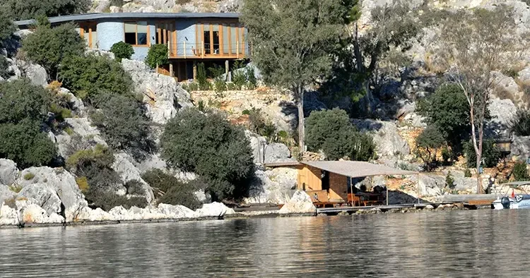 Firma borçlu çıktı, İngilizin kaçak villası yıkılamadı
