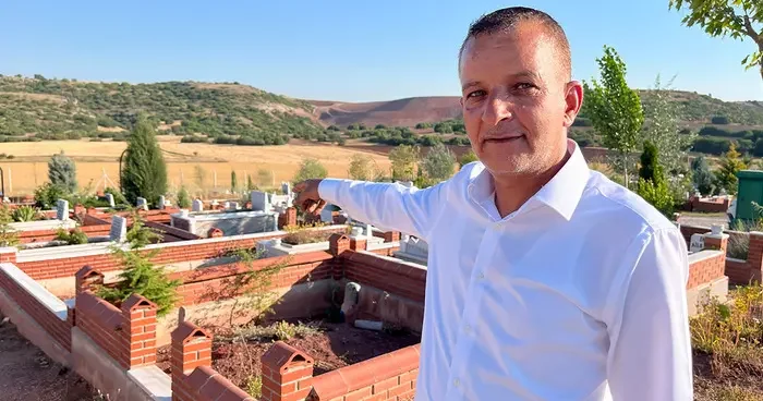 Babasının mezarına ziyarete gitti, gözlerine inanamadı! Beze sarılmış halde bulundu: İnsan cesedi diye şüphelendim
