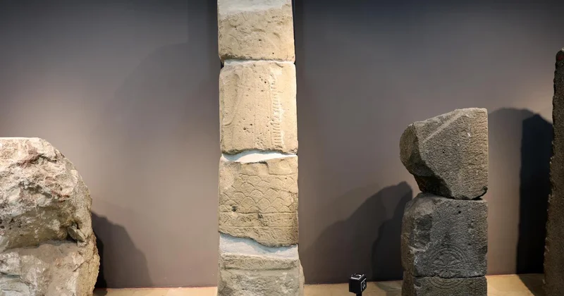 Sivas Arkeoloji Müzesindeki stelde Hititlerden 4 kuşağa ait bilgiler yer alıyor