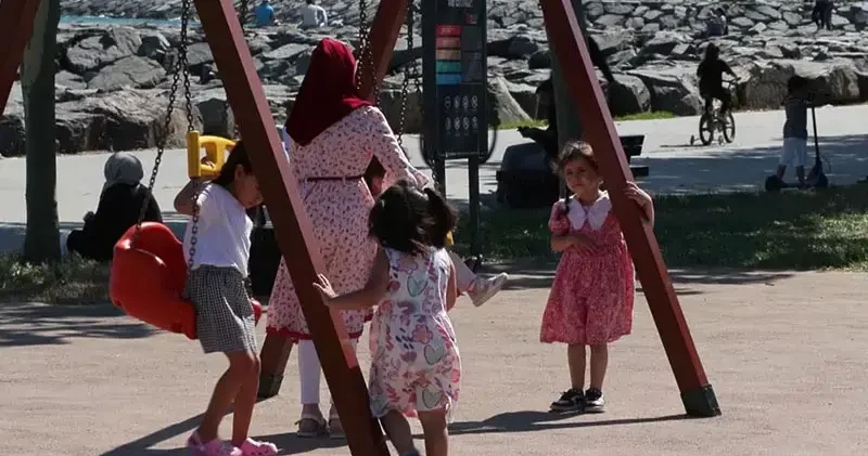 Sıcak havayı fırsat bilenler Avcılar Sahili ne akın etti