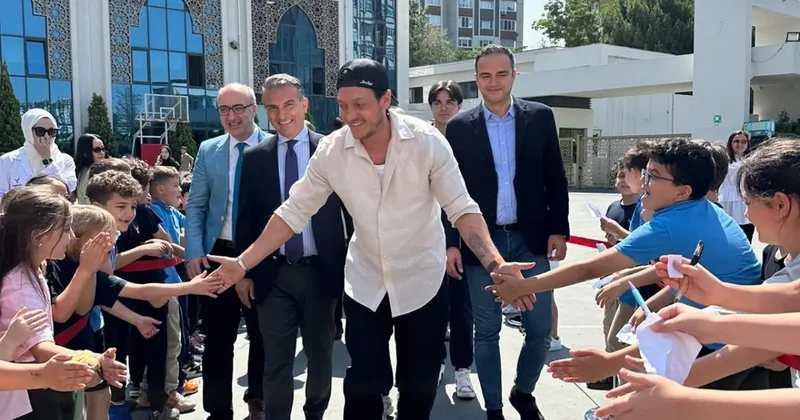 Galatasaray da Mesut Özil sürprizi: Kameralar saha kenarına odaklandı