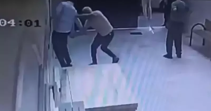 Cami avlusunda uyuşturucu içerken kendisini uyaran müezzini bıçakladı; olay anı kamerada