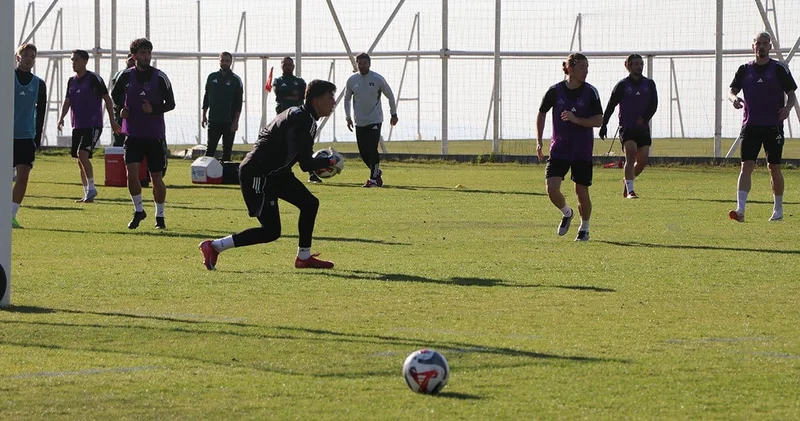 Şampiyon oldu 20 futbolcuyu kapının önüne koydu
