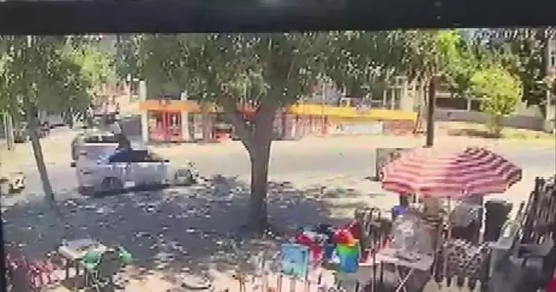 Beylikdüzü nde makas atarak ilerleyen otomobilin çarptığı yaya hayatını kaybetti