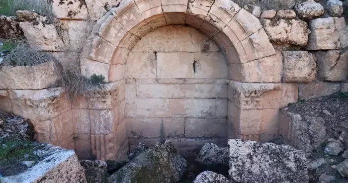 Şanlıurfa da bulunan anıt mezar kalıntısı kayıt altına alındı
