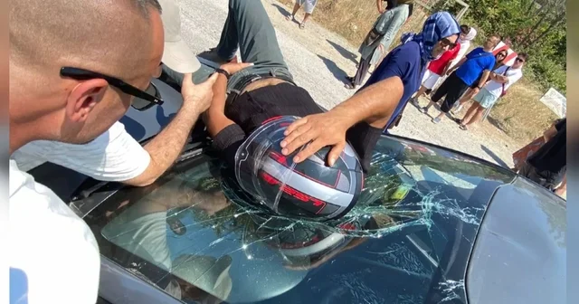 Otomobilin çarptığı motosikletin sürücüsü, düştüğü aracın üzerinde ambulans bekledi Yalova Haberleri