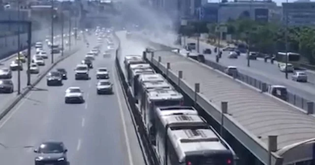 Metrobüste alışılan yangın manzarası: Araç kuyruğu oluştu vatandaş yine bekledi VİDEO İZLE