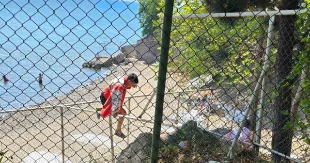Ücretli hale getirilen Sevgi Barış Dostluk Plajı na tel örgüleri aşarak girmeye çalıştılar Hayat Haberleri