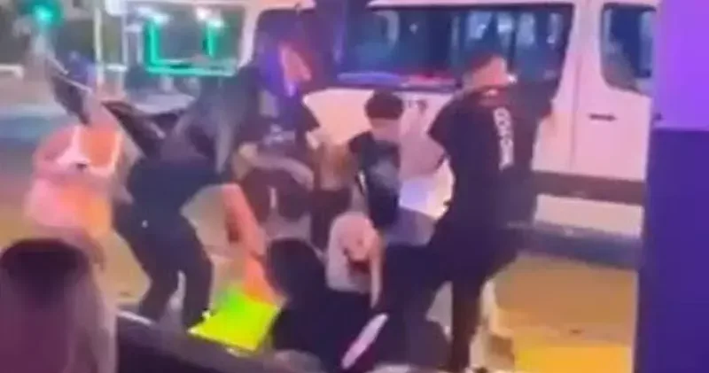 Eğlence mekanında tekmeli, yumruklu hesap kavgası kamerada: 5 gözaltı