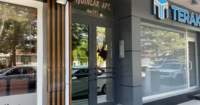 Apartman kapısının camını taş fırlatarak kırdılar