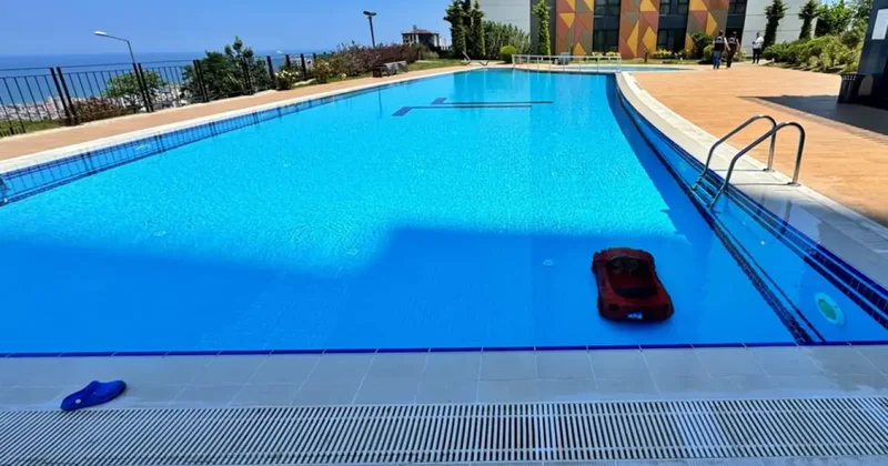 Feci olay: 4 yaşındaki çocuk akülü arabasıyla havuza düştü