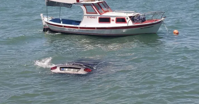 Balıkesir de kontrolden çıkan araç denize düştü