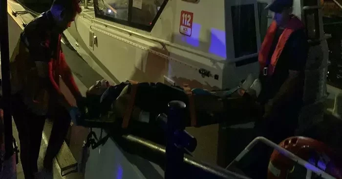 Bozcaada da trafik kazası geçiren kadın, Sahil Güvenlik botu ile tahliye edildi