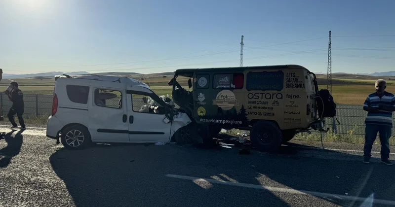 Bayburt ta hafif ticari araç ile minibüs çarpıştı: 2 ölü, 6 yaralı