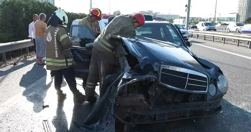 Sultanbeyli TEM Otoyolu nda hafif ticari araç bariyerlere vuran otomobile çarptı: 4 yaralı