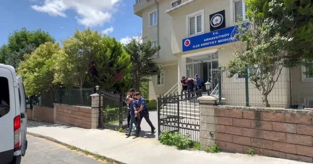 Arnavutköy de iş yeri sahibine silahlı saldırı düzenleyen zanlılar yakalandı Gündem Haberleri