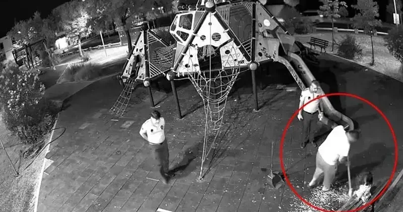 Zabıta gözetiminde yere attıkları çekirdek kabuklarını temizlediler
