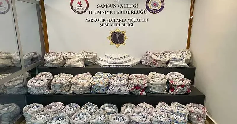 Yastık kılıflarında 265 bin sentetik hap ele geçirildi