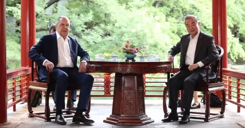 Lavrov, Pekin’de Çin Dışişleri Bakanı Wang ile görüştü