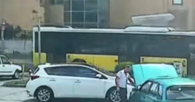 Seyir halindeki otobüsün havalandırma kapağı uçtu: O anlar kamerada VİDEO İZLE
