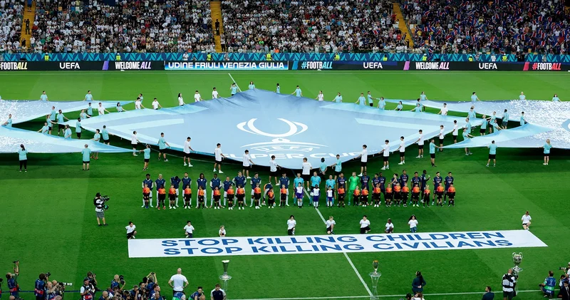 UEFA Süper Kupa finali öncesinde Filistin e destek pankartı