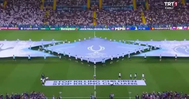 UEFA dan, Bir pankart, bir çağrı ! Çocukları öldürmeyin