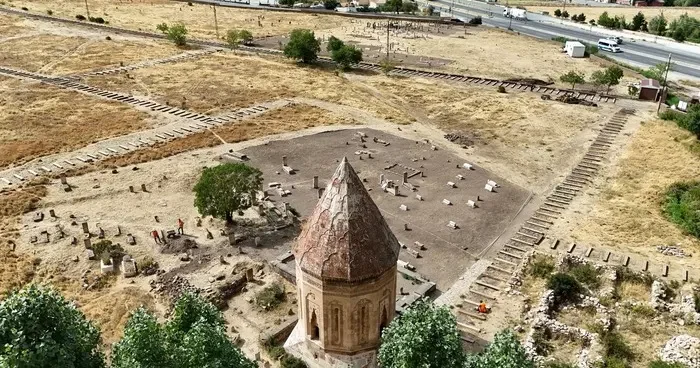 Van Valisi Balcı, Selçuklu Mezarlığı’ndaki çalışmaları inceledi