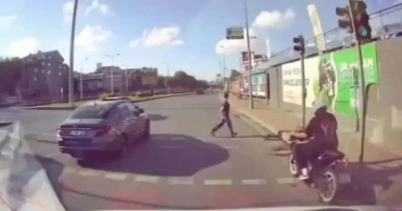 Kırmızı ışıkta karşıya geçen yayaya motosiklet çarptı; kaza anı kamerada