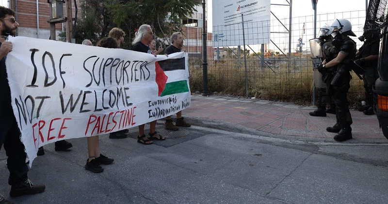 Yunanistan da İsrail gemisine protesto: Polis saldırdı